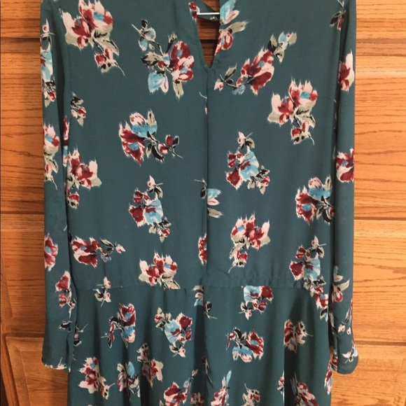 Green flowing blouse. - Picture 2 of 8